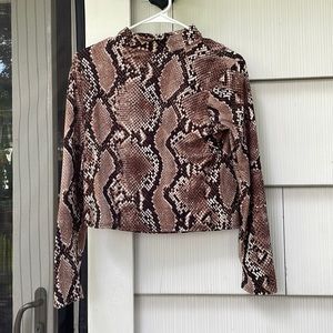 Crop top, long sleeve, snakeskin shirt